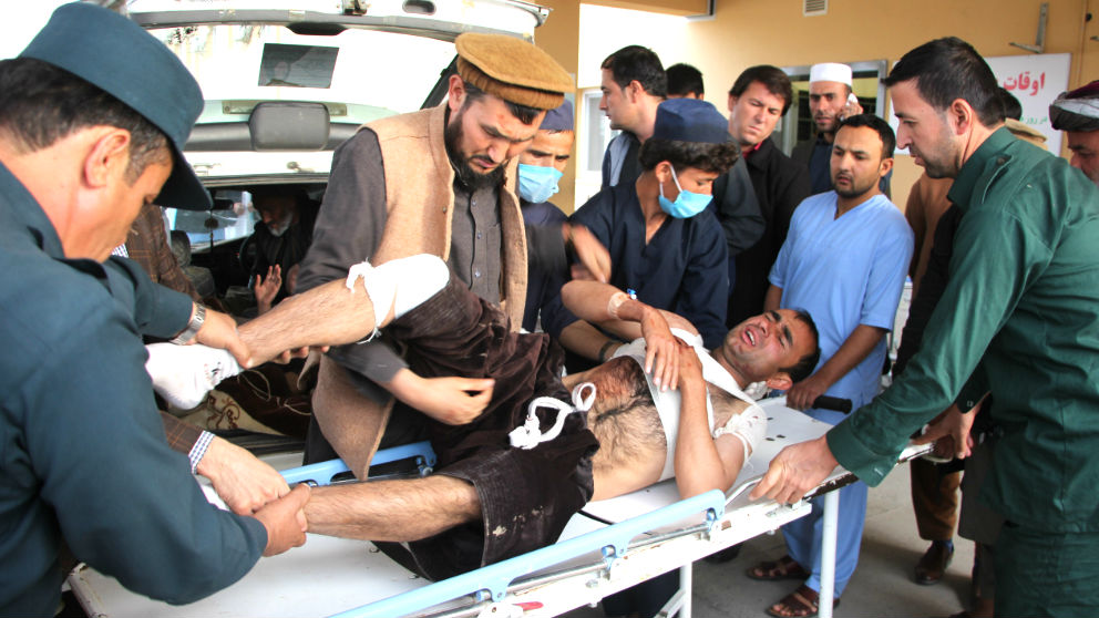 Los servicios sanitarios atienden a un herido (Foto: AFP).
