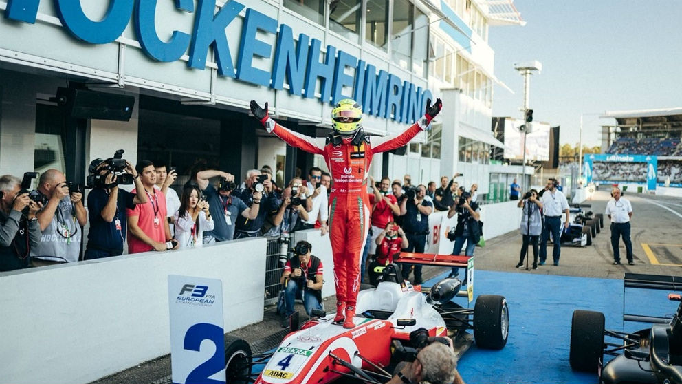 Mick Schumacher celebra su victoria. (@THEODORERACING1)