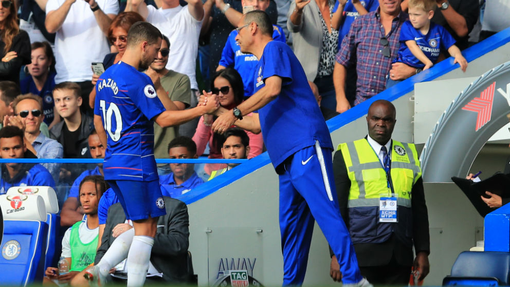 Sarri saluda a Hazard tras sustituirle en un partido con el Chelsea. (Getty)