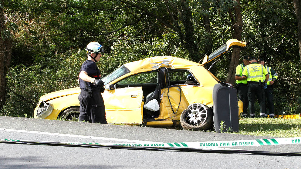 El coche siniestrado en el accidente de tráfico de Valdoviño (Foto: EFE).