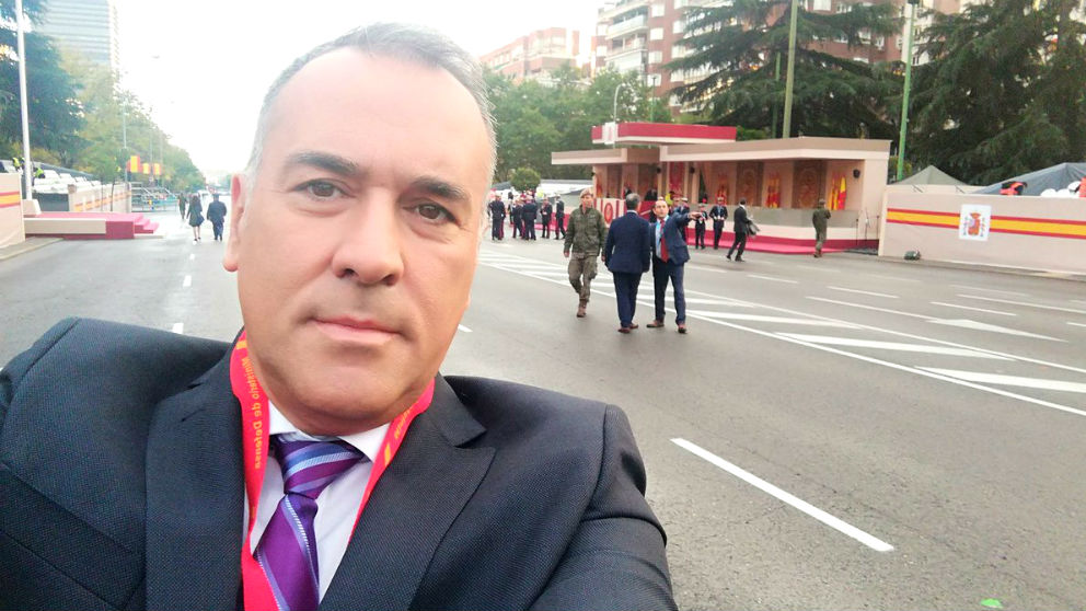 El periodista Xabier Fortes se hace un selfie en el Paseo de la Castellana de Madrid.