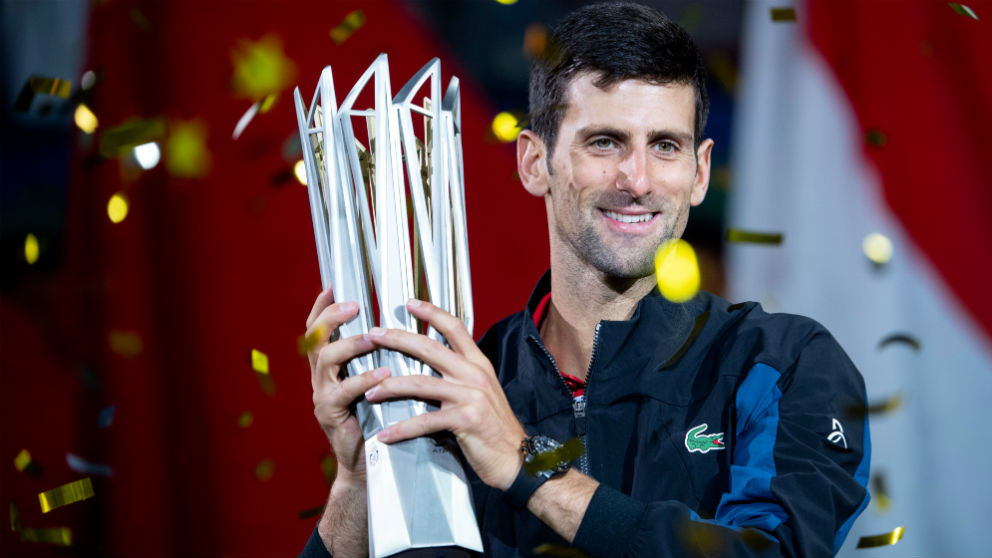 Novak Djokovic posa con el título de campeón en Shanghai. (AFP)
