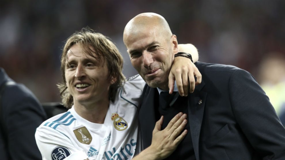 Luka Modric y Zinedine Zidane sonríen tras conquistar la Decimotercera. (AFP)