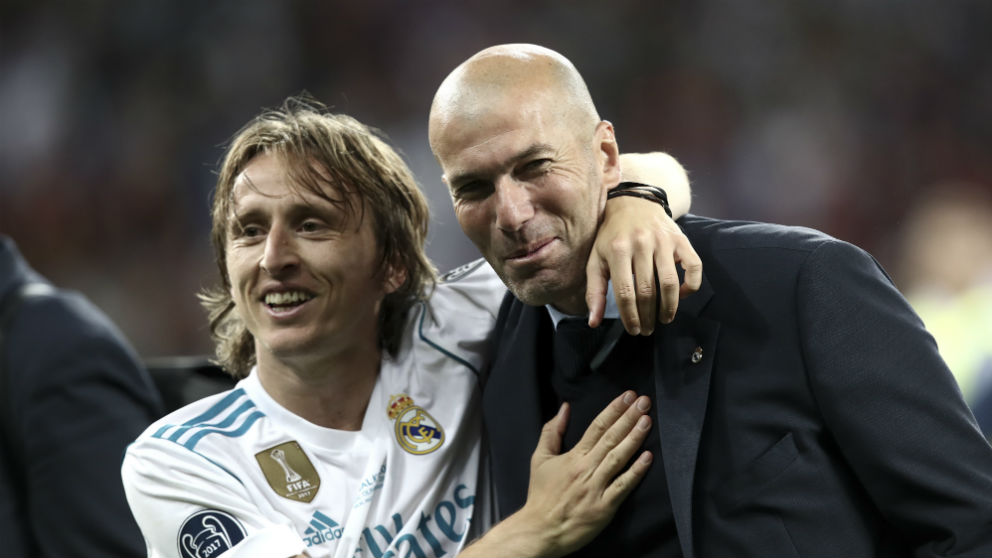 Luka Modric y Zinedine Zidane sonríen tras conquistar la Decimotercera. (AFP)