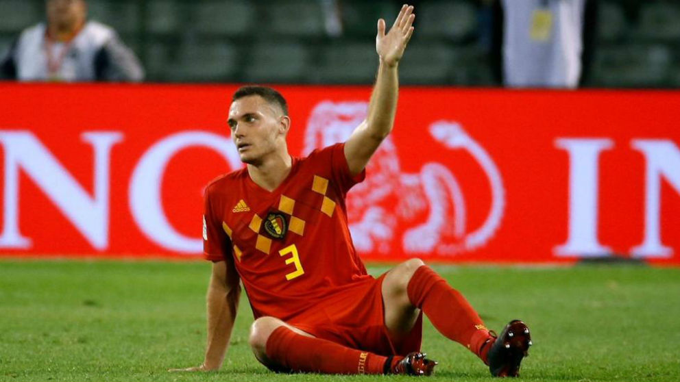 Vermaelen, pide el cambio por lesión. (Twitter)