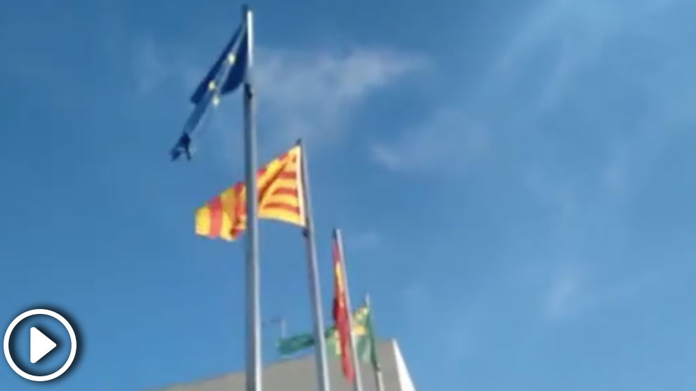 La bandera de España en el ayuntamiento de Pallaresos (Tarragona) está pegada con cola para que no ondee con el viento