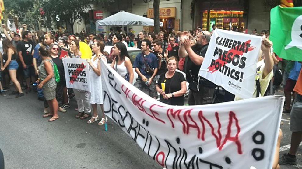 Una manifestación de los CDR delante de la sede del PDeCAT el pasado 2 de agosto (Foto: Europa Press)