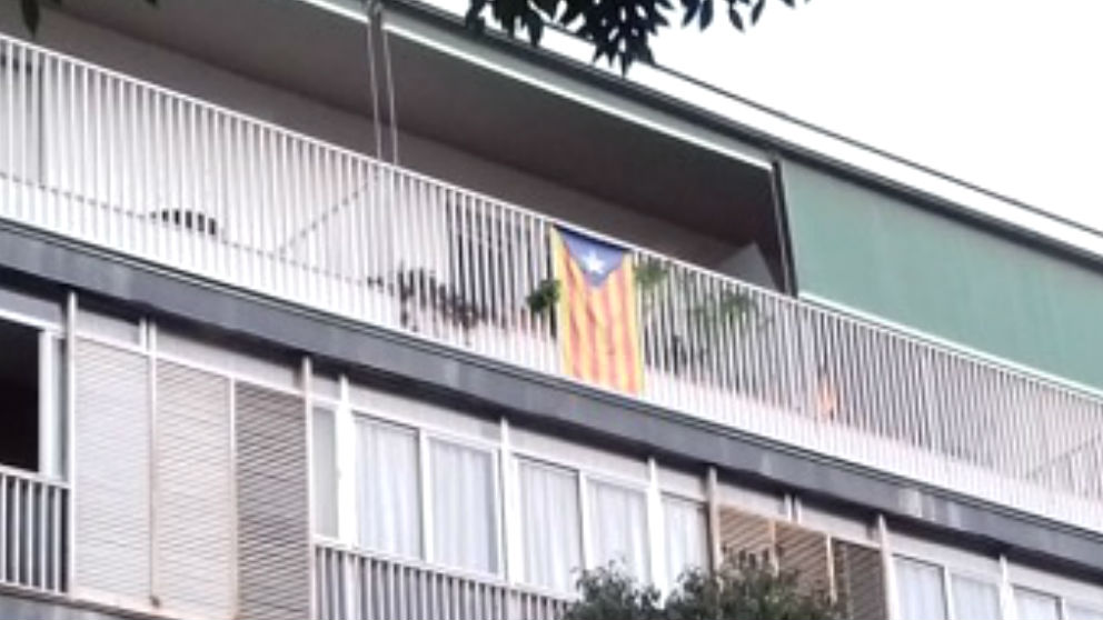 Una estelada colgada en el balcón de la residencia sacerdotal de Barcelona (Foto: ‘Germinans Germinabit’)