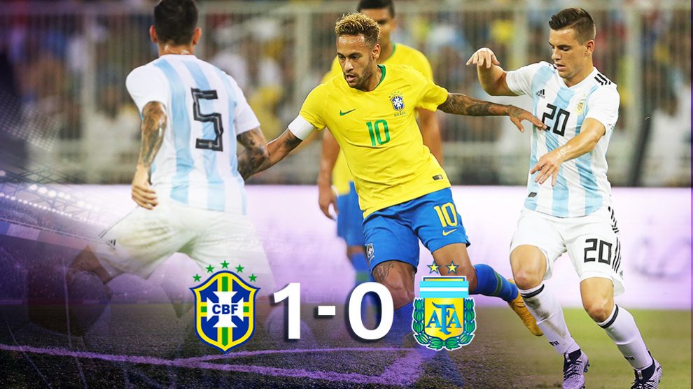 Brasil se impuso a Argentina gracias a un gol de Miranda en el descuento. (AFP)