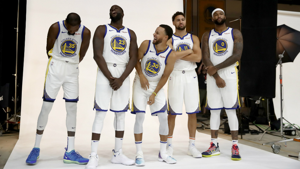 Los jugadores de los Warriors se le pasan en grande en una sesión de fotos. (Getty)