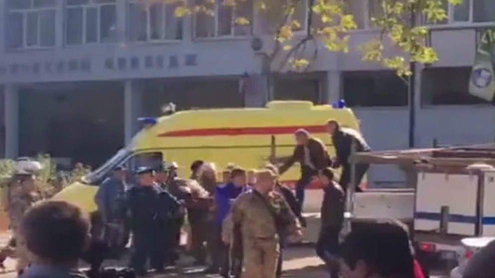 Una ambulancia en el exterior del instituto de Formación Profesional en Crimea donde se ha perpetrado el atentado que ha terminado con 13 muertos. Foto: Twitter