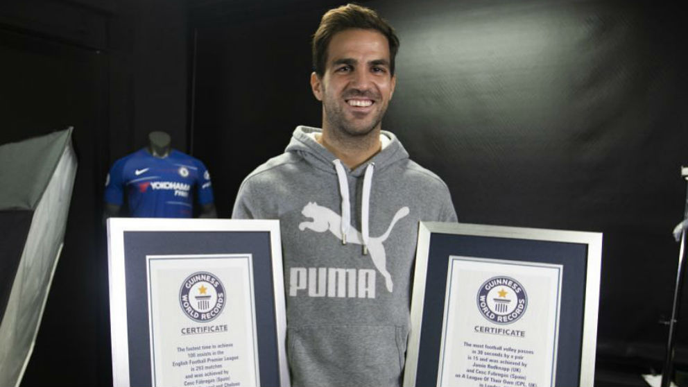 Cesc Fábregas posa con los certificados del Guinness de los Récords. (@cescf4bregas)