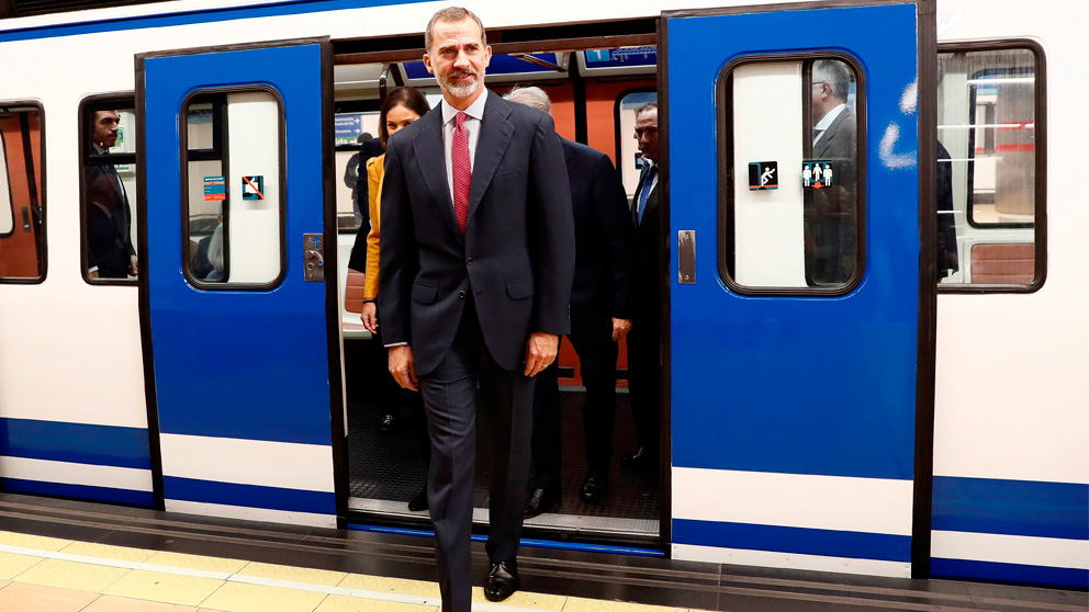El monarca español Felipe VI bajándose de un vagón del Metro de Madrid para celebrar el centenario del transporte suburbano. Foto: EFE