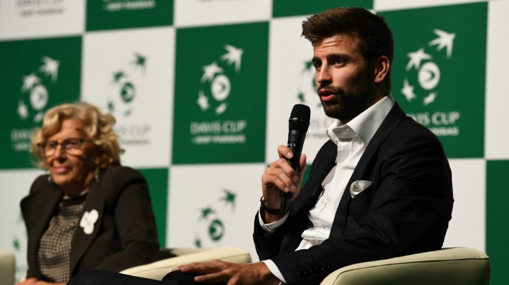 Piqué, en primer plano, en la presentación de la nueva Copa Davis. (AFP)