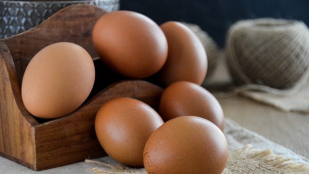 Receta de huevos al plato con pimientos y requesón