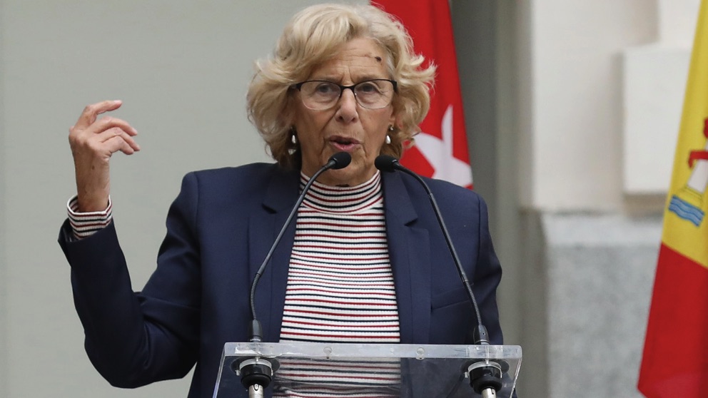 La alcaldesa Manuela Carmena levantando una mano. (Foto. Madrid)