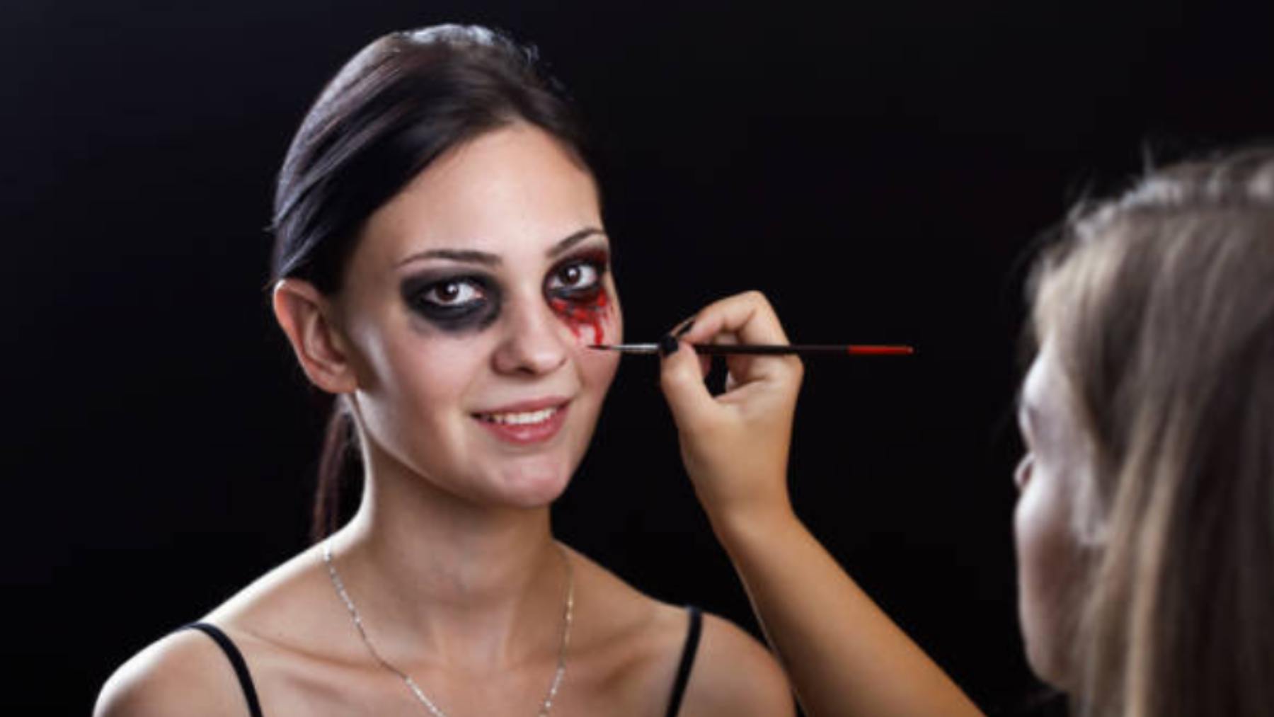 Cómo hacer el maquillaje más terrorífico y realista para triunfar en Halloween