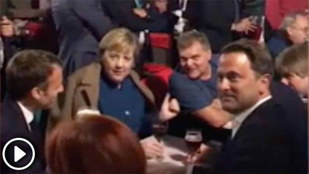 Marcon, Merkel y otros líderes europeos tomando cervezas en pleno centro de Bruselas