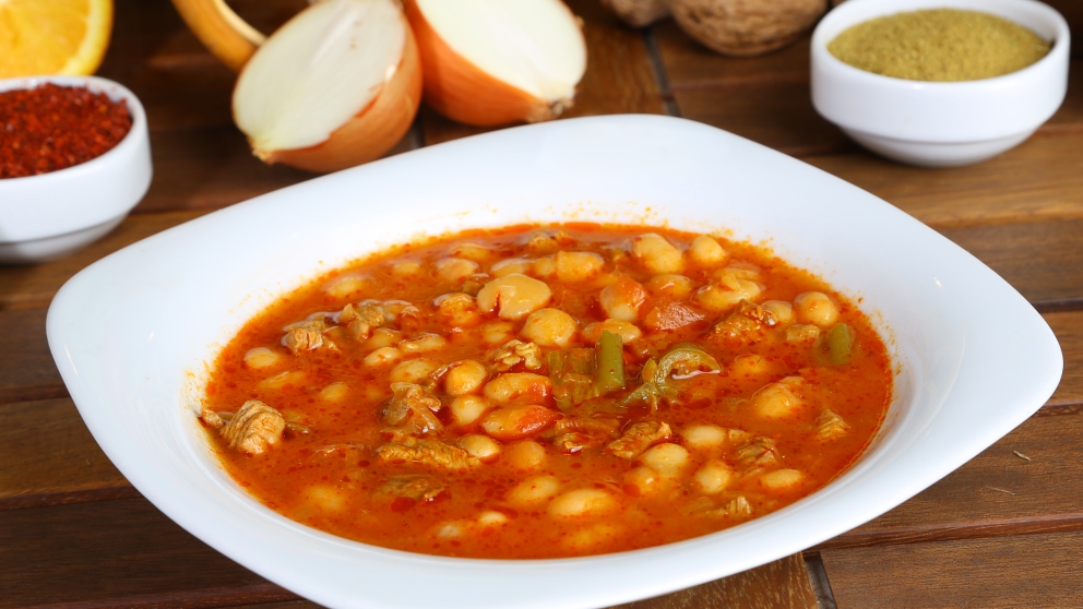 Receta de alubias con tomate y cebolla