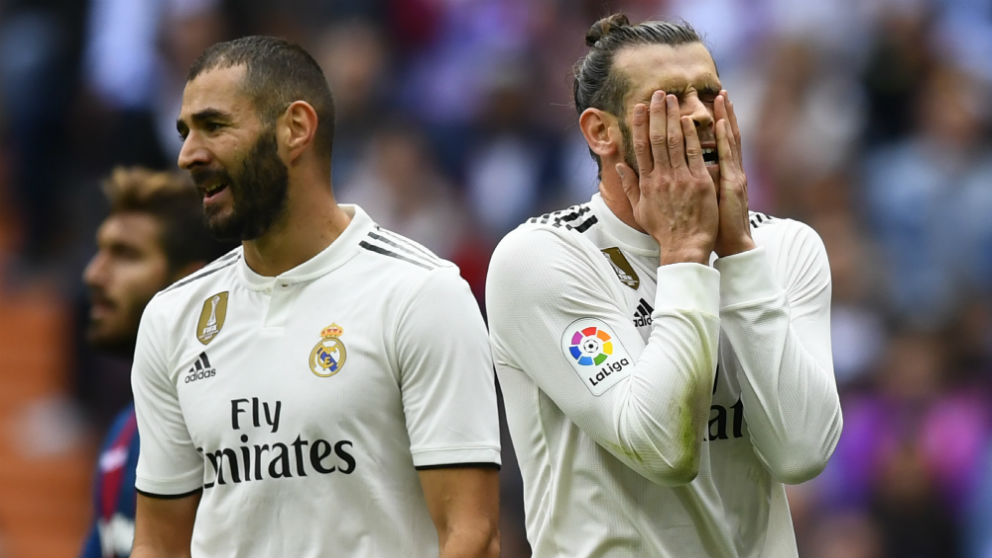 Benzema y Bale se lamentan tras una ocasión fallada en un partido del Real Madrid. (AFP)