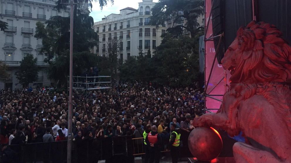 Miles de personas se han congregado frente a la Puerta de los Leones del Congreso para celebrar los 40 años de la Constitución española. Foto: @RNE3