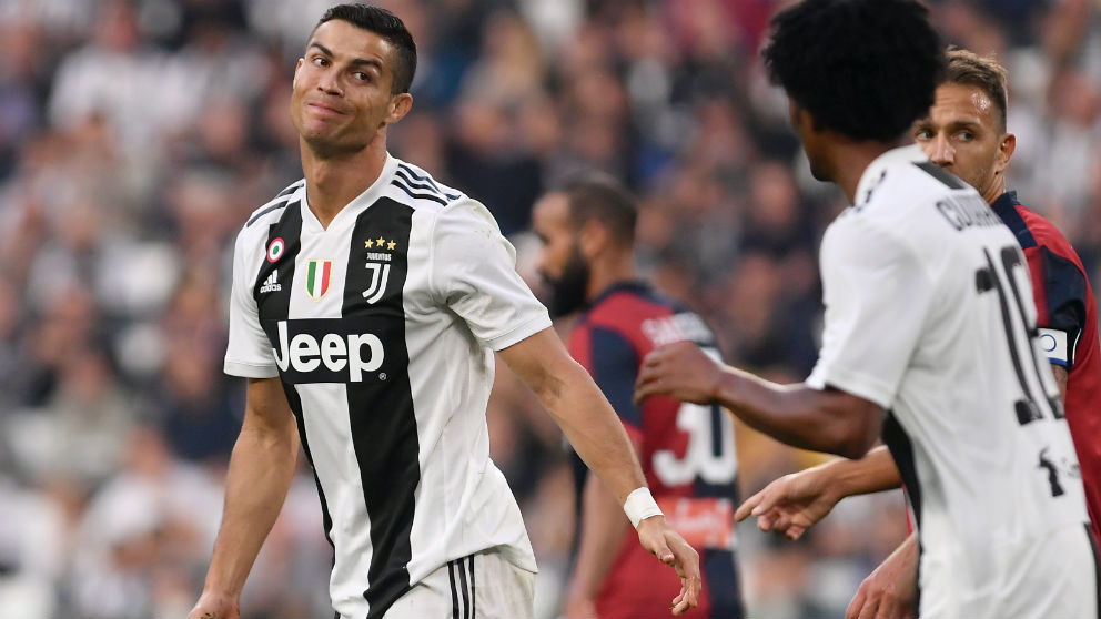 Cristiano Ronaldo se lamenta de una acción durante el Juventus – Genoa. (AFP)