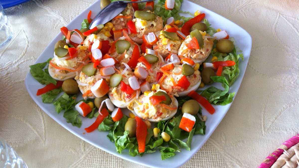 Huevos rellenos de gambas y pulpo, receta fácil y rápida