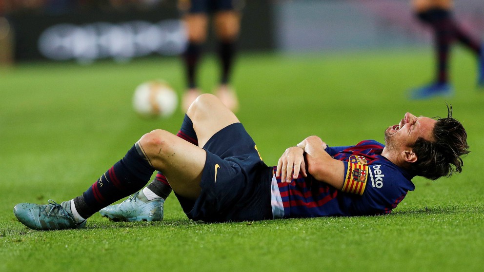 Messi se duele tras la caída. (EFE)