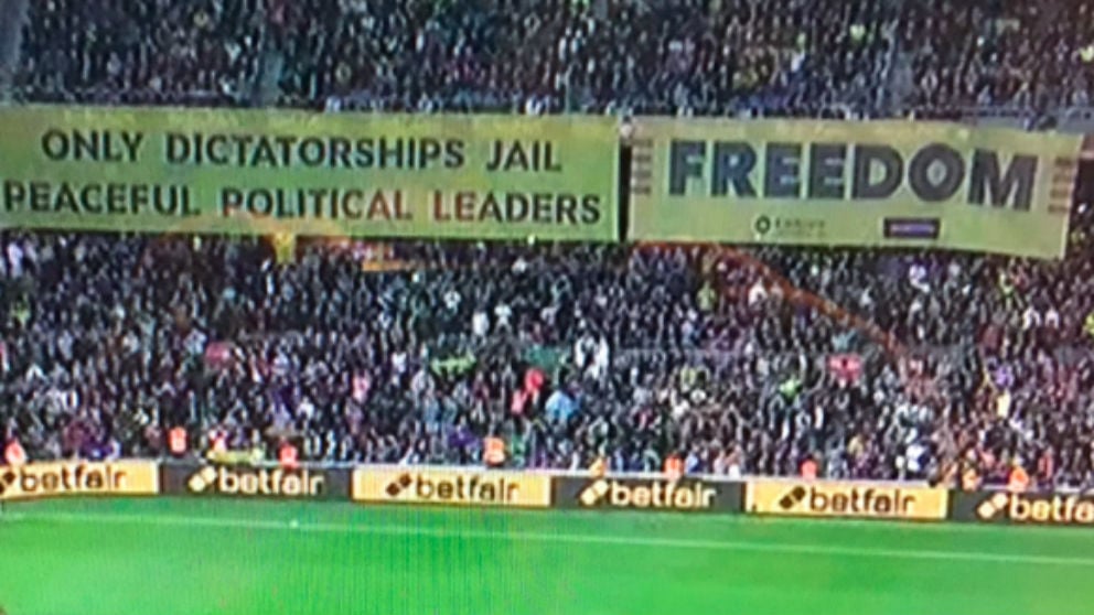 Pancarta independentista en el Camp Nou durante el Barcelona – Sevilla.