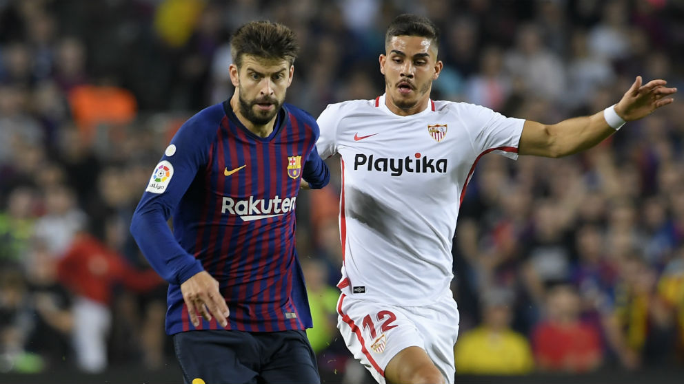 Piqué pelea un balón con André Silva. (AFP)