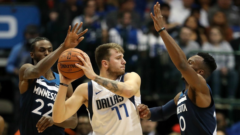 Doncic, rodeado de dos contrincantes de los Wolves. (Getty)