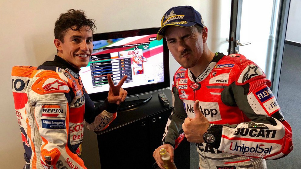 Lorenzo y Márquez, tras un Gran Premio.