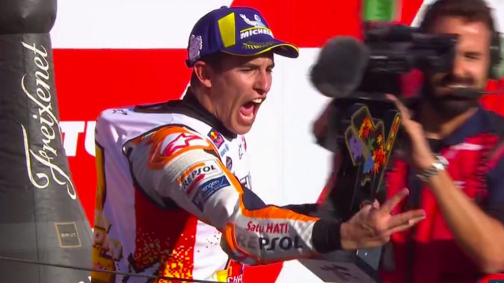Márquez celebra el título en el podía del GP de Japón.