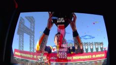 Márquez celebró el título jugando a una videoconsola.