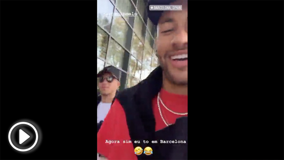 Neymar pasea con Arthur por Barcelona.