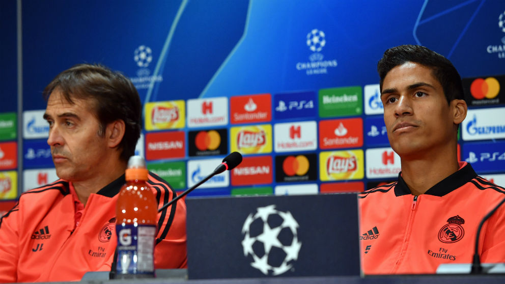 Julen Lopetegui y Raphael Varane en una rueda de prensa del Real Madrid en Champions. (AFP)