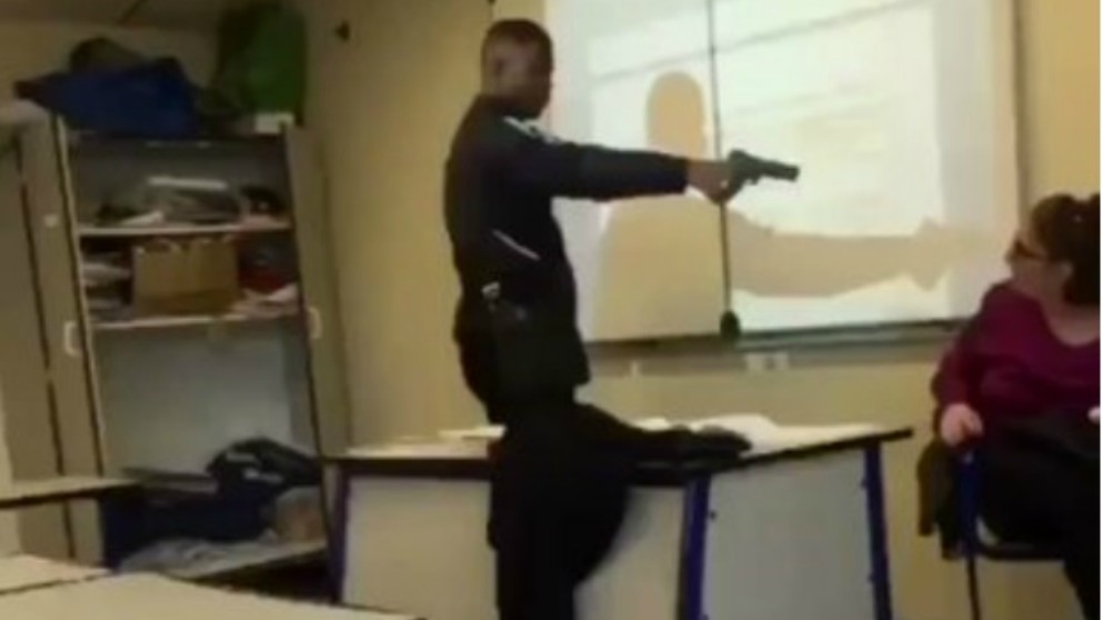 apunta con una pistola a su profesora
