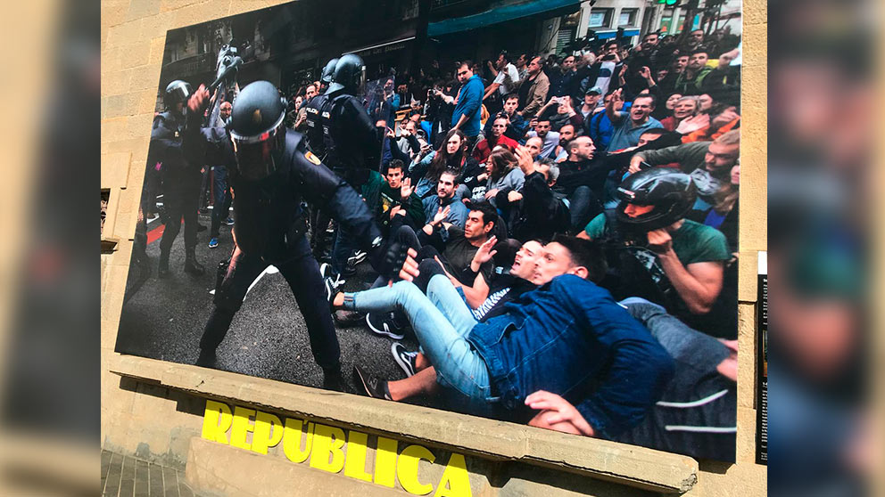 Imagen de una carga policial del 1-O colocada en la fachada del ayuntamiento de Olot (Gerona)