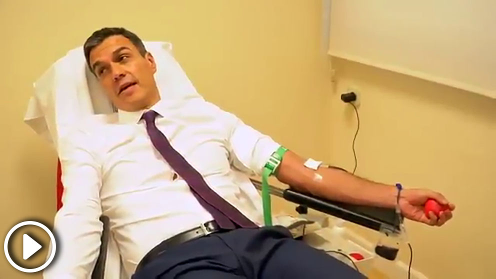 El presidente del Gobierno, Pedro Sánchez, donando sangre