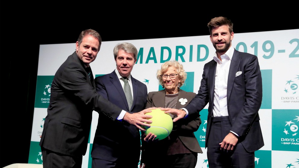 Piqué, junto a Carmena, Garrido y el presidente de la ITF. (EFE)