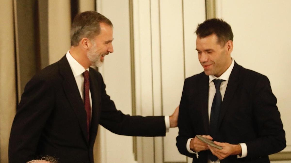 El Rey Felipe entrega el premio Francisco Cerecedo al periodista Rubén Amón.