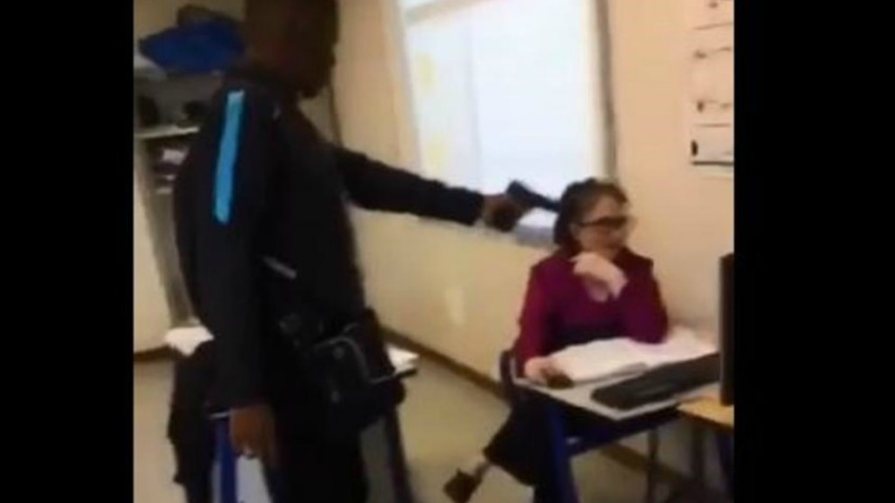 Verdadero horror alumno de 16 años apunta con una pistola a su profesora
