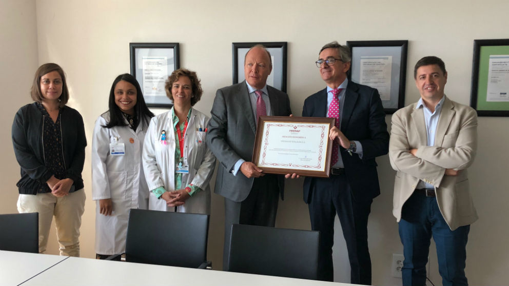Juan Carlos Villar entregó el reconocimiento al director asistencial del Hospital General de Villalba, el Dr. Adolfo Bermúdez de Castro