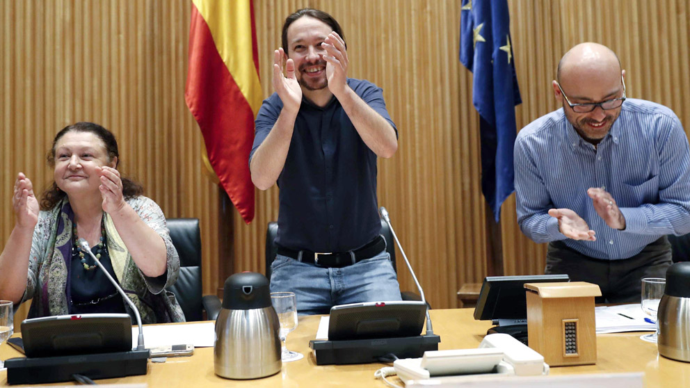 El secretario general de Podemos, Pablo Iglesias (c), junto a los diputados Mae de la Concha (i) y Txema Guijarro (d) (Foto: EFE)