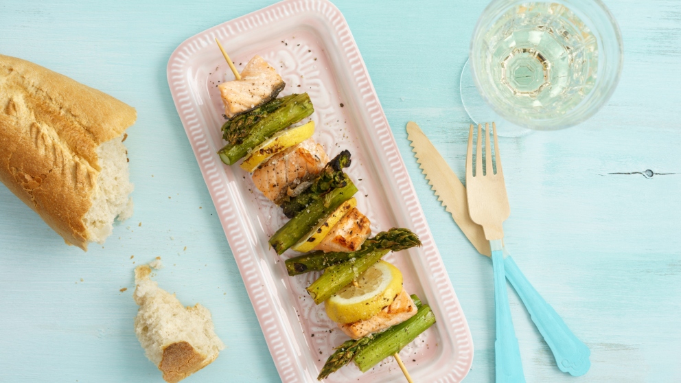 Receta de brochetas de salmón y espárragos
