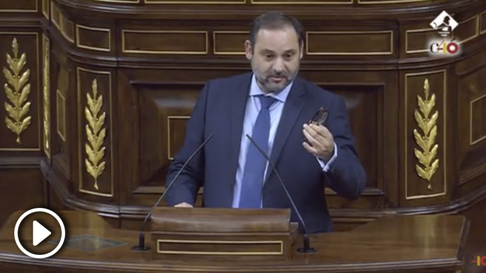 El ministro de Fomento, José Luis Ábalos, rompe a llorar en la tribuna del pleno del Congreso tras conocerse la muerte de la exministra Carmen Alborch.