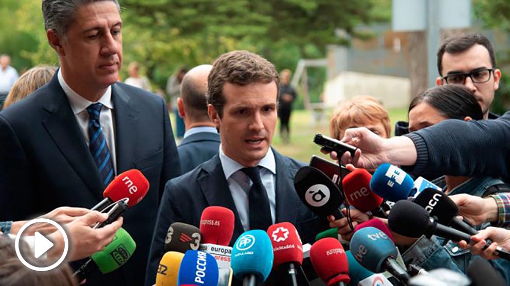 Pablo Casado, líder del Partido Popular, ante los medios acompañado por Xavier García-Albiol. Foto: Europa Press