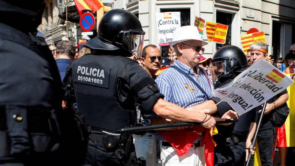 Los Mossos d´Esquadra durante una manifestación por la libertad linguïstica en Barcelona