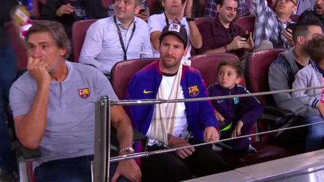 Messi vivió el partido en la grada con el brazo en cabestrillo