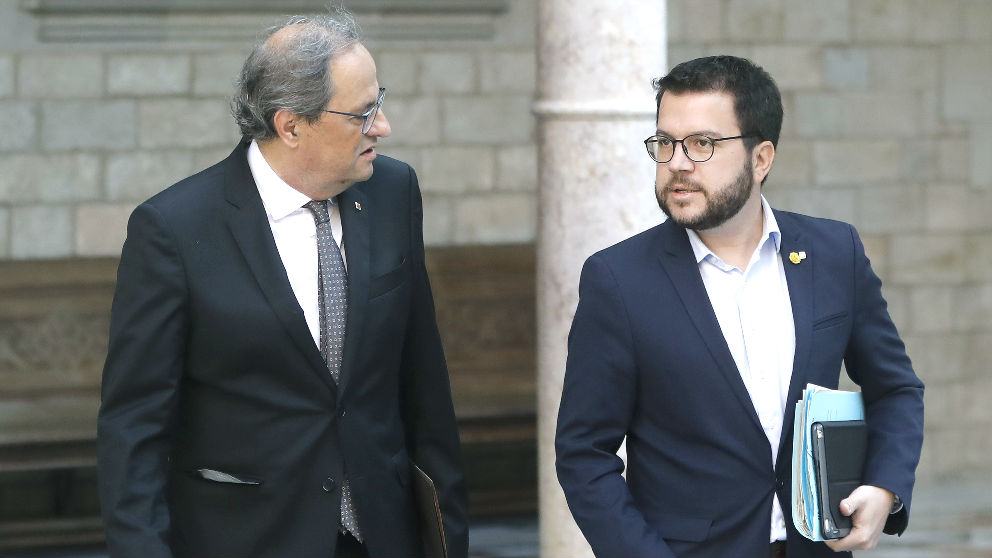 El presidente de la Generalitat, Quim Torra, y el vicepresidente y conseller de Economía, Pere Aragonés (d) (Foto: Efe)